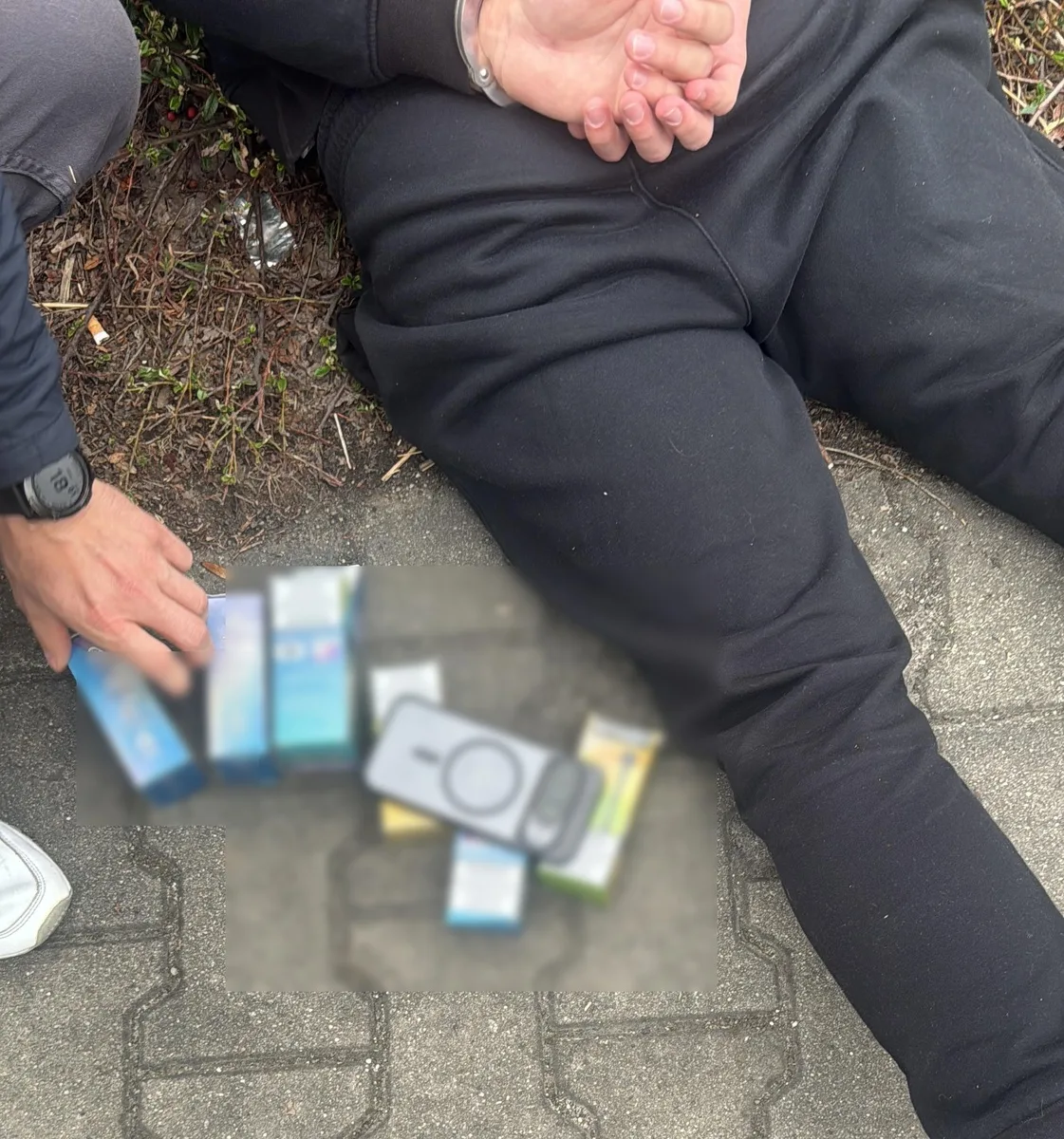 Zatrzymanie 19-latka z nielegalnymi e-papierosami i narkotykami
