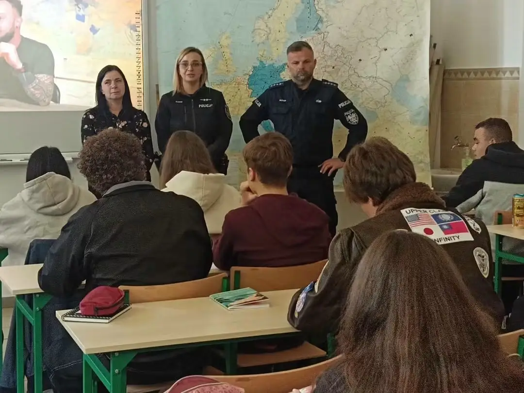Prudniccy policjanci edukują młodzież na temat bezpieczeństwa w internecie
