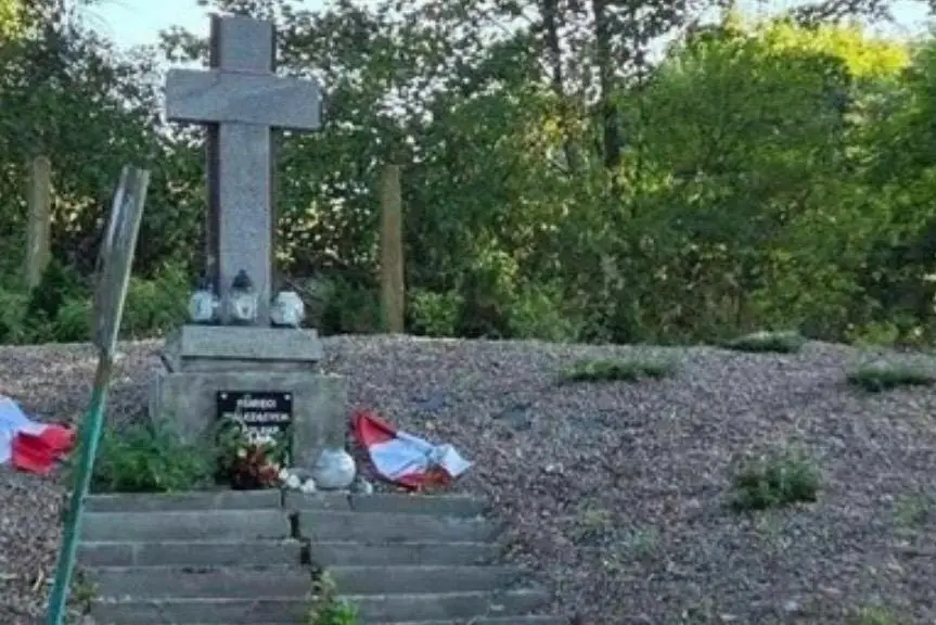 25-letni mężczyzna zatrzymany za znieważanie pomnika powstańczego